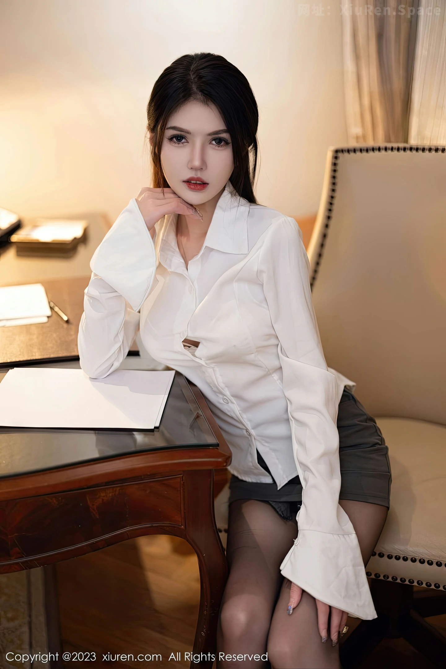 图片[2]-[Xiuren秀人网]2023.01.10 VOL.6114 杨晨晨Yome 黑色情趣吊带连衣裙加黑丝美腿性感私房写真集-秀人网官方网站